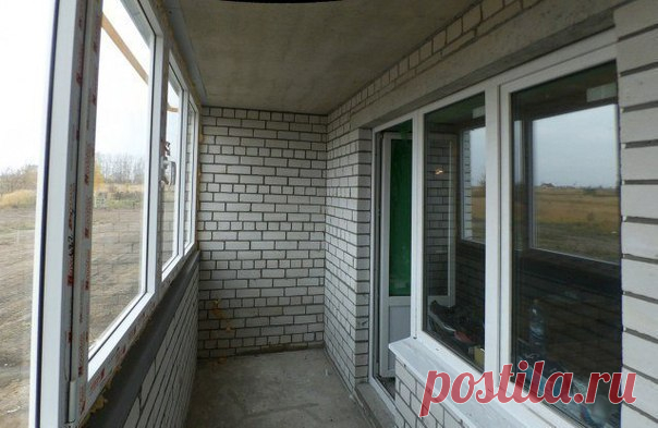 Как утеплить лоджию Лоджию необходимо утеплять. Бетонные плиты и пластиковые окна никак не сохраняют тепло. Наоборот, неутепленная лоджия зимой превращается в холодильник. Факт — щелей нет, ветер не дует, а на лоджии едва держится 0 градусов по цельсию. За пример мы взяли стандартную лоджию: в ширину 1.4 метра, длина 4 метра, высота 2.7 метра. Снаружи лоджия будет обшита обычной вагонкой. Стиль, конечно, деревенский, но практичный. Главное не перестараться с морилкой и не превратить помещение…