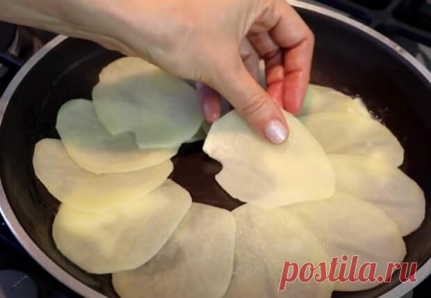 Разложили картофелину кругами на сковородке, а сверху разбиваем яйцо - Steak Lovers - медиаплатформа МирТесен Одной картофелины вряд ли хватит на гарнир, но из нее легко приготовить ужин на всю семью. Разложим нарезанную кружками картошку на сковородку, зальем сверху яйцами и через десять минут блюдо будет готово. Ингредиенты: Картофель — 1 шт. Яйца — 2 шт. Сыр (подойдет любой) — 70 граммов Перья зеленого