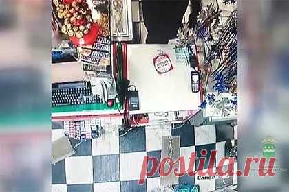 Ограбление магазина в российском городе попало на видео. В Благовещенске полицейские задержали подозреваемого в трех разбоях и грабеже. Эти преступления попали в объектив камер видеонаблюдения. На кадрах видно, как мужчина грабит магазин, а также разбойное нападение на пожилую женщину в подъезде жилого дома. Задержанный — ранее судимый 26-летний студент.