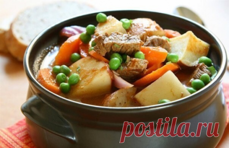 9 потрясающих рецептов блюд в горшочках.

1.Жаркое из курицы по-русски

Ингредиенты:
Курица весом примерно 1 кг, 400г репчатого лука, 50г изюма, 50г ядер грецкого ореха, 50г свежих грибов, 15г сливочного масла, свежая зелень, соль, молотый черный перец.
Для соуса: 25г муки высшего сорта, 400г сметаны, 25г сливочного масла.
Приготовление:
Тушку промыть, обсушить, разрубить на 8 кусков, посолить, поперчить, обжарить до полуготовности. Лук нашинковать полукольцами и обжарить ...