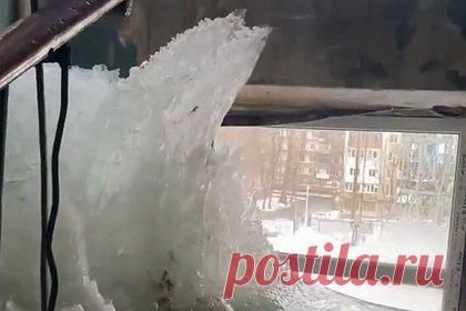 В доме в российском городе выросли сталактиты и сталагмиты. В Саратове в подъездах жилого дома выросли сталактиты и сталагмиты. Внимание на ситуацию обратил Telegram-канал «Саратов. Жесть 18+». Инцидент произошел в доме, расположенном по адресу 1-й Кавказский тупик, 7. По словам жильцов, постройка превратилась в ледяную пещеру, так как подъезды покрылись толстым слоем льда.