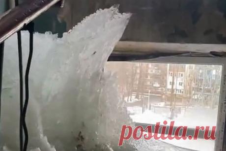 В доме в российском городе выросли сталактиты и сталагмиты. В Саратове в подъездах жилого дома выросли сталактиты и сталагмиты. Внимание на ситуацию обратил Telegram-канал «Саратов. Жесть 18+». Инцидент произошел в доме, расположенном по адресу 1-й Кавказский тупик, 7. По словам жильцов, постройка превратилась в ледяную пещеру, так как подъезды покрылись толстым слоем льда.