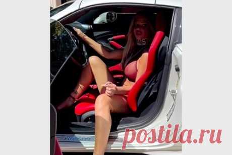 55-летняя звезда «Спасателей Малибу» снялась в белье в спорткаре Ferrari. Американская актриса, сценарист, продюсер и фотомодель Донна Д'Эррико поделилась видео в откровенном образе ради рекламы аккаунта в OnlyFans. 55-летняя звезда сериала «Спасатели Малибу» снялась полупрозрачном нижнем белье розового цвета, сидя за рулем белого спорткара Ferrari.