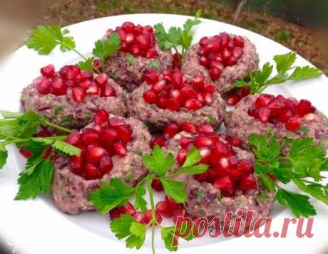 Пхали из красной фасоли. Ингредиенты: фасоль красная, грецкие орехи, кинза свежая Пхали из шпината я уже готовила и оно есть в моих рецептах. Эта грузинская популярная закуска так впечатлила, что решила испробовать рецепт из фасоли, так как я люблю красную фасоль, она мне кажется более нежной, то готовила из нее.