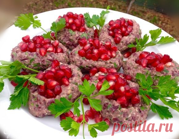 Пхали из красной фасоли. Ингредиенты: фасоль красная, грецкие орехи, кинза свежая Пхали из шпината я уже готовила и оно есть в моих рецептах. Эта грузинская популярная закуска так впечатлила, что решила испробовать рецепт из фасоли, так как я люблю красную фасоль, она мне кажется более нежной, то готовила из нее.