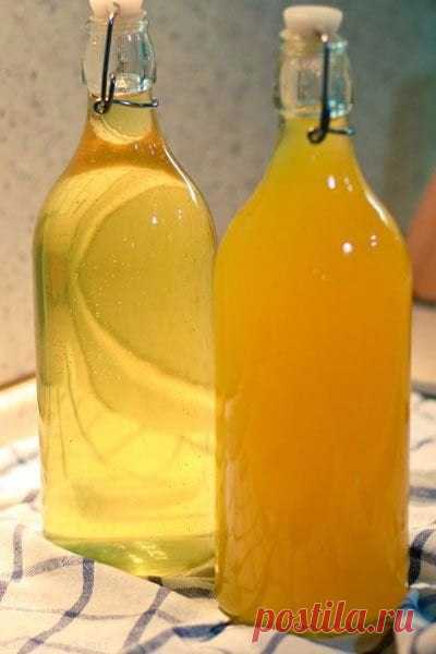 Медовый ликер со специями 

Для лечение болезней или просто для удовольствия практически все европейские народы делали спиртные напитки на основе меда. Крупник – это название славянского варианта, который по своей сути напоминает медовый ликер, приправленный разными травами и специями.

Крупник – старинный крепкий (25-35 градусов) ликер из меда, водки и специй, иногда в состав еще добавляют ягоды или фрукты. Подается холодным в качестве десертного спиртного или горячим как...