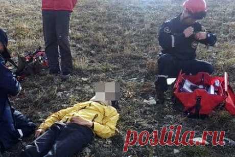 В Крыму два парапланериста столкнулись в воздухе и упали c пятиметровой высоты. В Крыму двое мужчин, которые летали на парапланах, столкнулись в воздухе и упали с пятиметровой высоты. Так, согласно информации источника, происшествие случилось на горе Ляля-Тепе вблизи курортного города Феодосия. В результате столкновения оба пострадавших получили травмы различной степени тяжести.