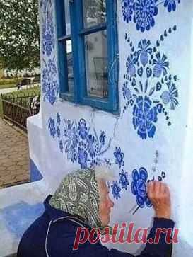 Старушка Anežka Kašpárková из Моравии скоро будет праздновать восемьдесят – почтенный возраст. Она не может себе представить жизнь без работы дома или в саду . Уже тридцать лет бабуля расписывает здания. Например, расписала внутри и снаружи часовню (колокольню) начала восемнадцатого века.