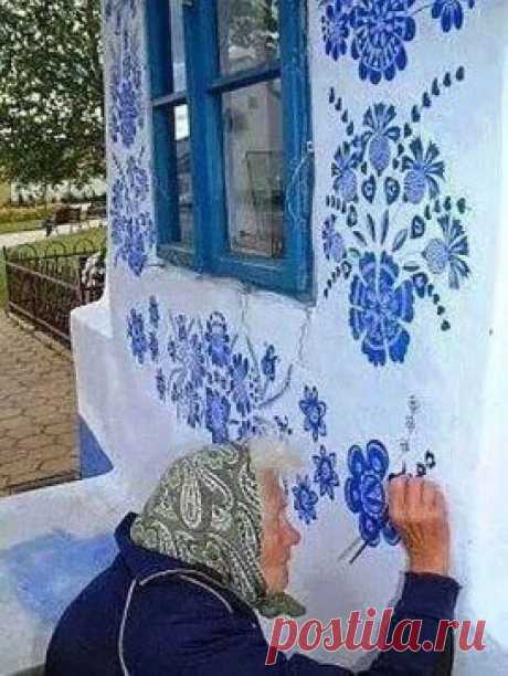 Старушка Anežka Kašpárková из Моравии скоро будет праздновать восемьдесят – почтенный возраст. Она не может себе представить жизнь без работы дома или в саду . Уже тридцать лет бабуля расписывает здания. Например, расписала внутри и снаружи часовню (колокольню) начала восемнадцатого века.