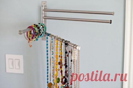 Отведите свободную стенку в шкафу под хранилище бижутерии. Держатель для полотенец стоит недорого, устанавливается быстро, а радости это элегантное решение проблемы принесёт в избытке.