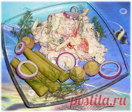 Салат &quot;Курочка&quot;
Куриная грудка — 1 шт.
Картофель — 2 средних клубня
Помидоры — 3 шт.
Огурец соленый (можно взять и свежий) — 2 шт.
Сыр твердый — 200 г.
Яйца — 3 шт.
Перец болгарский —  1 шт.
Лук — 1 шт.
Майонез  - 200 г.
Перец черный
Все продукты порезать СОЛОМКОЙ!