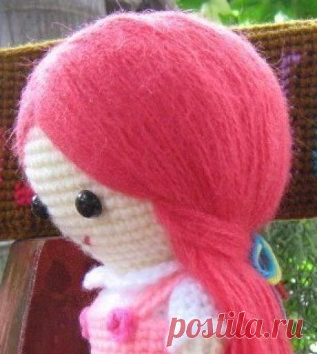 Tutorial to make Hair for an Amigurumi Doll How to make beautiful hair. Part II   In this tutorial you can learn how to make the hair for a doll like in the photo below.       First yo...