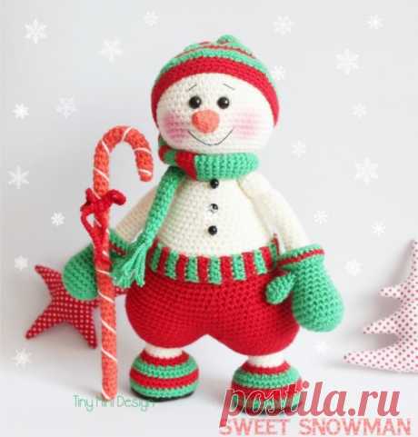 Снеговичок Гномус :)

Нам понадобится: 
Пряжа любой толщины на ваше усмотрение. От этого будет зависеть размер вашей игрушки. Цвета: белый, зелёный, красный, совсем немного чёрного или коричневого для сапожек, оранжевый или красный для трости и носа. 
Крючок, подходящий для вашей пряжи. 
Чёрная нить для вышивания бровей, красная для ротика, безопасные глазки. 
3 черные круглые пуговицы или бусины. 
Игла для сшивания. 
Ножницы. 
Наполнитель. 
И отличный настрой!!! 

Этап 1 ...