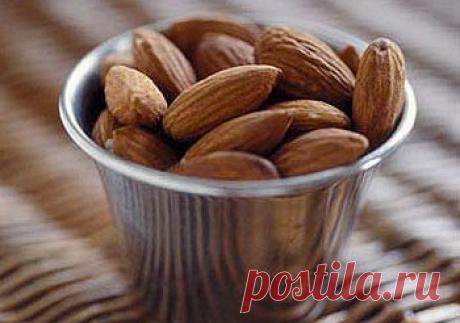 Миндальное молоко. Рецепт Миндаль измельчить в порошок в блендере. Затем смешать его с сахаром и залить водой.