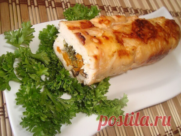 Рулет куриный с овощами

2 кусочка куриного филе=300-400 гр или куриный фарш
1 помидор
1 средняя морковь
2 яйца
2 зубчика чеснока
перец соль по вкусу
пучок зелени(укроп)
оливковое масло для смазки фольги для выпечки