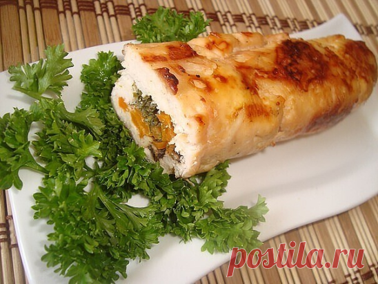 Рулет куриный с овощами

2 кусочка куриного филе=300-400 гр или куриный фарш
1 помидор
1 средняя морковь
2 яйца
2 зубчика чеснока
перец соль по вкусу
пучок зелени(укроп)
оливковое масло для смазки фольги для выпечки