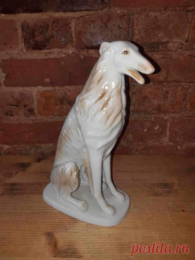 Статуэтка Борзая. Венгрия. 20 век. Фарфор. Клеймо Hollohaza.
Высота : 290 мм.
Основание : 176 х 100 мм.

Цена : 14 000 руб.

Купить сейчас :  

Справка : Холлохазская фарфоровая мануфактура «Hollohaza Porcelan» - основанная в 1777 году, развернулось по-настоящему в 1857 году, а к концу XIX века мануфактура превратилась в настоящий завод.

#СтатуэткаБорзая
#СтатуэткаБорзаяВенгрия
#СтатуэткаБорзая20век
#СтатуэткаБорзаяФарфорКлеймо
#Стату