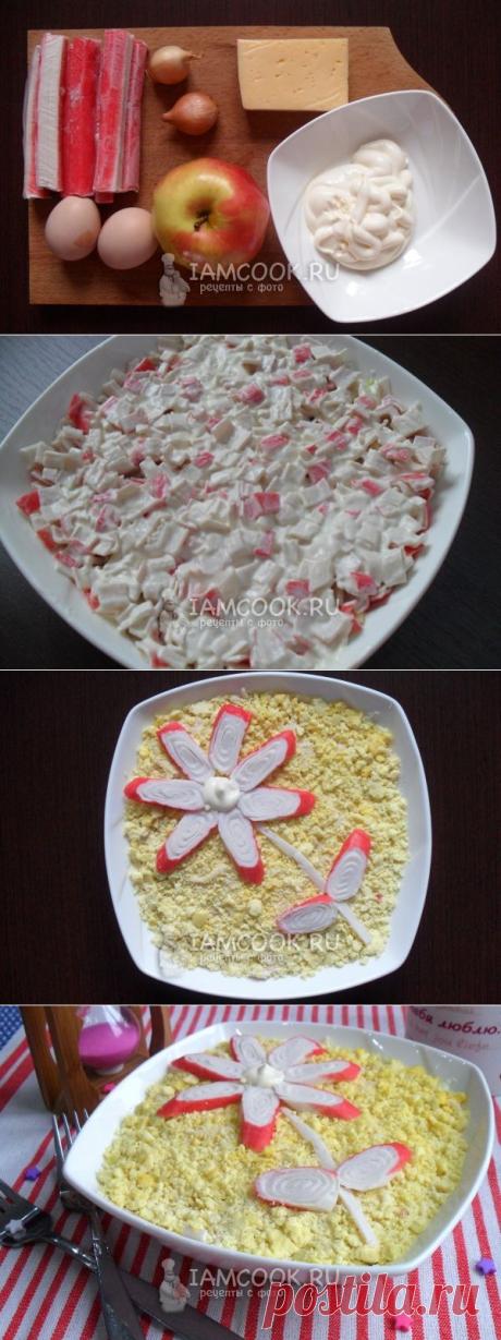 Салат с крабовыми палочками, яблоком и сыром