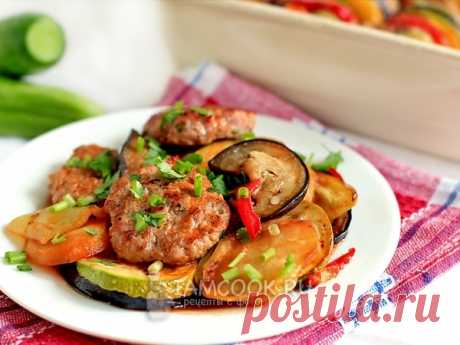 Вкусное сочетание мясных котлет и запеченных овощей в пикантном соусе.