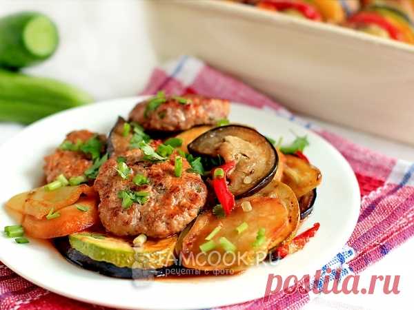 Вкусное сочетание мясных котлет и запеченных овощей в пикантном соусе.