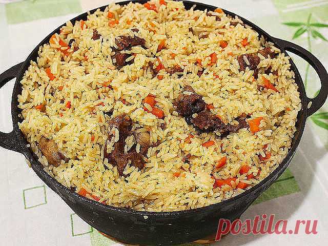 Секреты вкусного плова! Плюс поэтапное приготовление узбекского плова!

Секреты вкусного плова

* Морковь нужно резать длинной соломкой и ни в коем случае не тереть. Не бойтесь переборщить с длиной, чем длиннее соломка, тем вкуснее плов.

* Лучшая посуда для плова — толстая чугунная кастрюля, глубокая и толстая сковорода, чугунный казан. В любом варианте – с плотно прилегающей крышкой.

* Соль и специи лучше всего добавлять в середине приготовления зирвака (так восточные н...