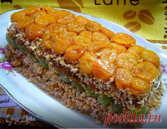 Марципановое полено. Ингредиенты: грецкие орехи, курага, мед Вообще-то я не люблю Международный женский день. Мне больше по душе православный праздник на 3 неделе по Пасхе – День святых жен-мироносиц (в этом году – 4 мая). Но повод угостить своих домашних есть: 7 марта – день рождения дочери, 8 марта – день рождения мужа. Сейчас идет Великий Пост, поэтому десерт должен быть без скоромных продуктов. В блюде, которое я готовила – и любимые орехи, и курага, и виноград! Вкусно!