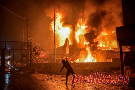 Протесты в мире из-за удара по больнице в сектора Газа. Фоторепортаж. По баптистской больнице Аль-Ахли в секторе Газа 17 октября нанесли удар. Погибли как минимум 800 человек. ХАМАС обвинил в атаке Израиль, Израиль — «Исламский джихад» (запрещенная в России террористическая организация). Удар по больнице спровоцировал протесты по всему миру.