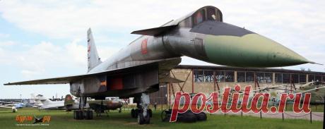 БОМБАРДИРОВЩИК «СОТКА»: БЕСПОЛЕЗНЫЙ ШЕДЕВР Великий самолёт, превосходящий все аналоги, но погубленный интригами похлеще, чем в «Игре престолов». Речь идёт, разумеется, о бомбардировщике Сухого Т-4