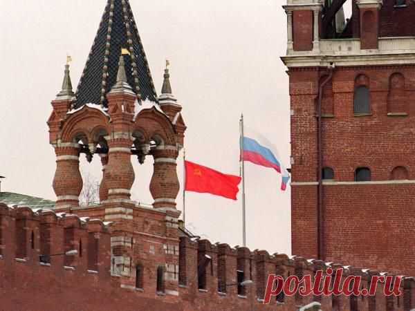 Над Кремлём спускают советский флаг и декабря 1991 года / Историческая справка