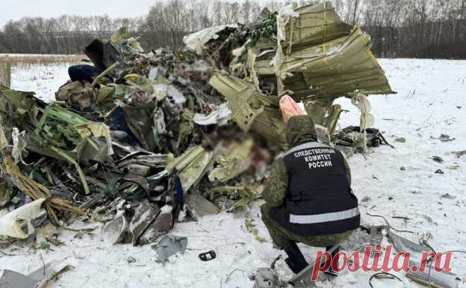 Оренбургские летчики погибли в результате крушения Ил-76. На борту разбившегося Ил-76, помимо 65 украинских военнопленных, были шесть членов экипажа и трое сопровождающих. Паслер заявил, что погибшие летчики служили в регионе и смогли увести падающий самолет от жилых строений
