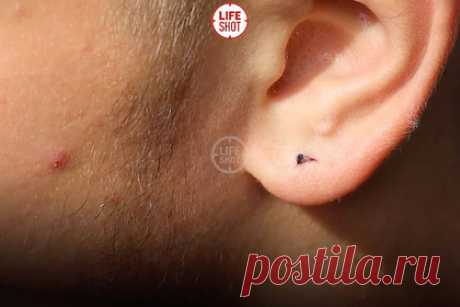 Появились подробности конфликта с вырвавшим серьгу из уха ученика россиянином. Александр Андрощик, директор школы в Рыльском районе Курской области, который вырвал серьгу из уха ученика, отказался давать комментарии журналисту, оттолкнув его. На кадрах видно, как корреспондент пытается задать вопросы уходящему от него директору школы, который закрывает за собой двери.