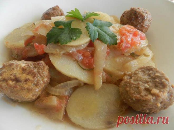 Рецепт на выходные: Картофель, запечённый с патиссоном, луком и помидорами