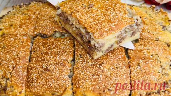 Мой ходовой рецепт на каждый день. Сочный пирог с мясной начинкой: побил все рекорды по скорости приготовления Большие пироги всегда обозначали какое-то крупное торжество. Как правило, мясные пироги готовили на свадьбу, на православные праздники. В обычные дни люди выпекали маленькие порционные пирожки с овощами и фруктами. Дело в том, что мясные пироги были затратными для готовки. Мясо в крестьянских семьях ценилось. Поэтому постоянно печь мясные пироги никто не мог, кром...