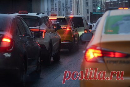 Российский первоклассник угнал машину и устроил массовое ДТП. В Барнауле первоклассник угнал машину, устроил массовое ДТП и скрылся. Об этом сообщила во вторник, 13 февраля, полиция Алтайского края, передает РИА Новости. Оперативники выяснили, что юный россиянин подошел к открытому авто в одном из дворов на улице Сухова. Он проехал на машине несколько метров.