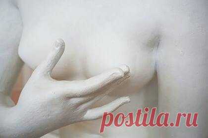 В России раскрыт новый способ лечения рака груди. В России открыт новый безоперационный способ лечения рака груди, уникальная методика не имеет аналогов в мире. Совершен прорыв — его врачи проводят брахитерапию молочной железы. Процедура предполагает установление источников без хирургического вмешательства, которые уничтожают опухоль под действием радионуклидов.