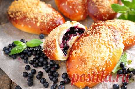 Пирожки с черникой Очень вкусные пирожки с пушистым мягким тестом, сочной черничной начинкой и хрусткой сладкой крошкой. Тесто не черствеет ни на второй, ни на третий день.Такие пирожки можно сделать с любой ягодой. Лет…