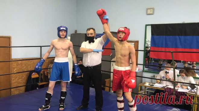 Первенстве по кикбоксингу в столице ДНР — Донецк В период 21 и 22 ноября в Донецке проходило открытое первенство Донецкой Народной Республики по кикбоксингу среди юношей и девушек. Соревнования объединили 115 спортсменов из Донецка, Макеевки, Енакиево, Горловки, Шахтерска и Снежного. Спортсмены состязались в разделах фулл-контакт, фулл-контакт с лоу-кик, К-1, лайт-контакт, семи-контакт (поинт-файтинг), кик-лайт. Отметим, что в соревнованиях принимали участие юноши и девушки 2004-2005,