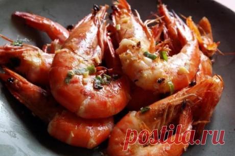 Как вкусно приготовить тигровые креветки?

Просто, лук мелко порезать. На сковороде растопить сливочное масло, спассеровать лук, добавить очищенные креветки и помидоры, нарезанные кружочками. 
Залить все сливками и, не закрывая крышку, обжаривать, помешивая, 5 минут.
Засыпать сыром, снять с огня, накрыть крышкой и оставить на 5-7 минут перед подачей.
Все готово!!!