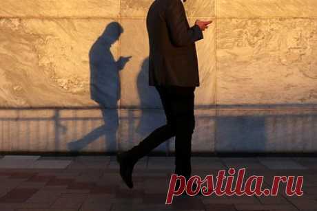 В Евросоюзе назвали незаконным одно из нововведений социальных сетей Meta. Члены Европарламента (ЕП) от Нидерландов Ким ван Спаррентак и Пол Тан обвинили принадлежащие компании Meta (признана в России экстремистской и запрещена) социальные сети в незаконной практике, предполагающей необходимость пользователей оплачивать конфиденциальное использование интернет-ресурсов.