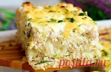 Капустная запеканка с куриным фаршем 
 
Сочная и ароматная запеканка, которую можно подать и в теплом, и в холодном виде. Отличное блюдо для похудения и здорового пищеварения. 
 
Ингредиенты: 
Капуста белокочанная – 800 г. 
Фарш куриный – 400 г. 
Морковь – 130 г. 
Лук репчатый – 90 г. 
Сметана 15 % – 220 г. 
Специи по вкусу. 
Приготовление: 
Фарш из куриной грудки обжариваем на сухой сковороде до готовности. Практически готовый фарш солим, перчим, добавляем сухой чеснок. 
...