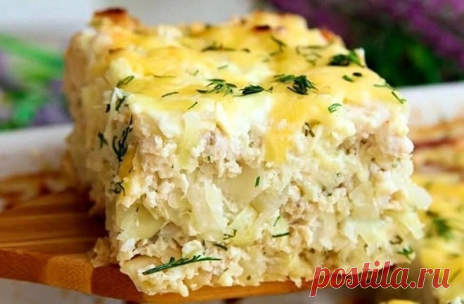 Капустная запеканка с куриным фаршем 
 
Сочная и ароматная запеканка, которую можно подать и в теплом, и в холодном виде. Отличное блюдо для похудения и здорового пищеварения. 
 
Ингредиенты: 
Капуста белокочанная – 800 г. 
Фарш куриный – 400 г. 
Морковь – 130 г. 
Лук репчатый – 90 г. 
Сметана 15 % – 220 г. 
Специи по вкусу. 
Приготовление: 
Фарш из куриной грудки обжариваем на сухой сковороде до готовности. Практически готовый фарш солим, перчим, добавляем сухой чеснок. 
...