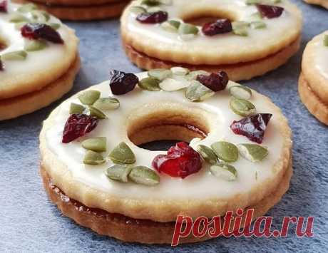 Печенье Shortbread к кофе | Журнал "JK" Джей Кей Классическое печенье, которое является самой распространённой базой для экспериментов. Shortbread - это мука÷масло÷сахар в пропорциях 3÷2÷1. Масло взбивают с сахарной пудрой, затем добавляют муку. Если делать это тесто методом сабле, то для того, чтобы оно стало пластичным, надо добавить яйцо. ⠀ Большое значение имеет качество масла. Выбирайте самое лучшее и вкусное. ⠀ Ингредиенты: Мука пшеничная