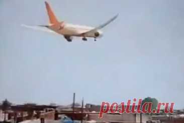 Первая катастрофа самолета Boeing 787 Dreamliner. Фотогалерея. Катастрофа с самолетом авиакомпании Air India произошла в индийском городе Ахмадабад 12 июня. Для лайнеров Boeing 787 Dreamliner, которые летают с 2011 года, это первая крупная авария