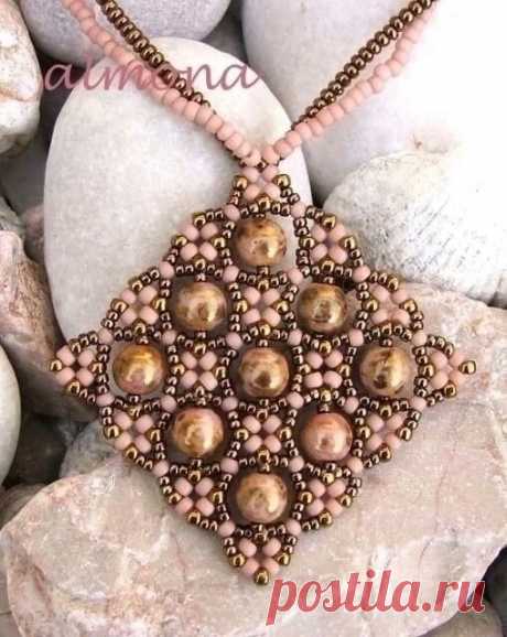 ​Кулон из бисера и бусин