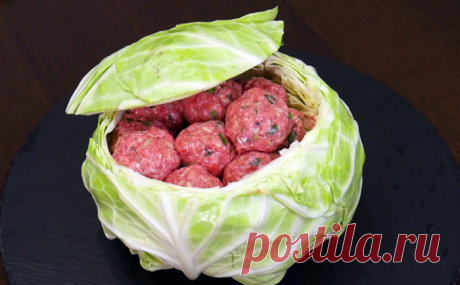 Сделали из капусты «кастрюлю» и готовим прямо внутри. Наполняем фрикадельками