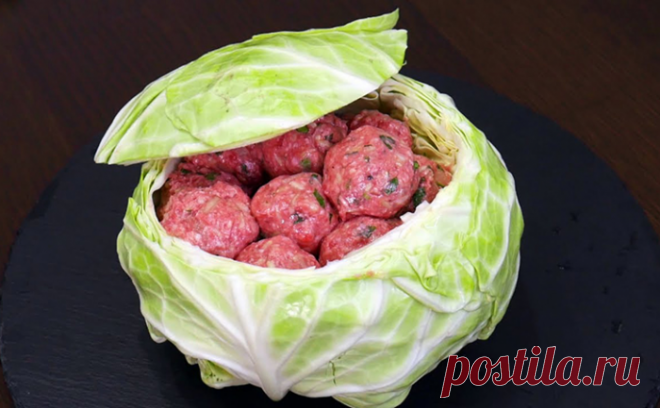 Сделали из капусты «кастрюлю» и готовим прямо внутри. Наполняем фрикадельками