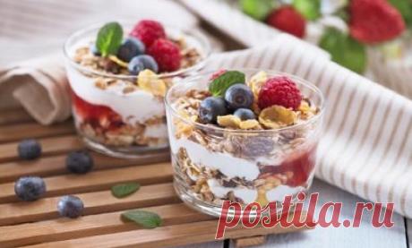 Гранола — это супер вкусный и супер полезный десерт, который никого не оставит равнодушными. Гранолу очень любят на завтрак американцы, но и у нас она тоже становиться всё более популярной. 

Сейчас можно гранолу купить практически в любом супермаркете, но как говориться «зачем платить больше», если вы легко можете приготовить гранолу в домашних условиях по нашему рецепту, и притом, значительно дешевле