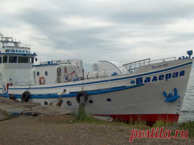 Яхты и катера на причале.
