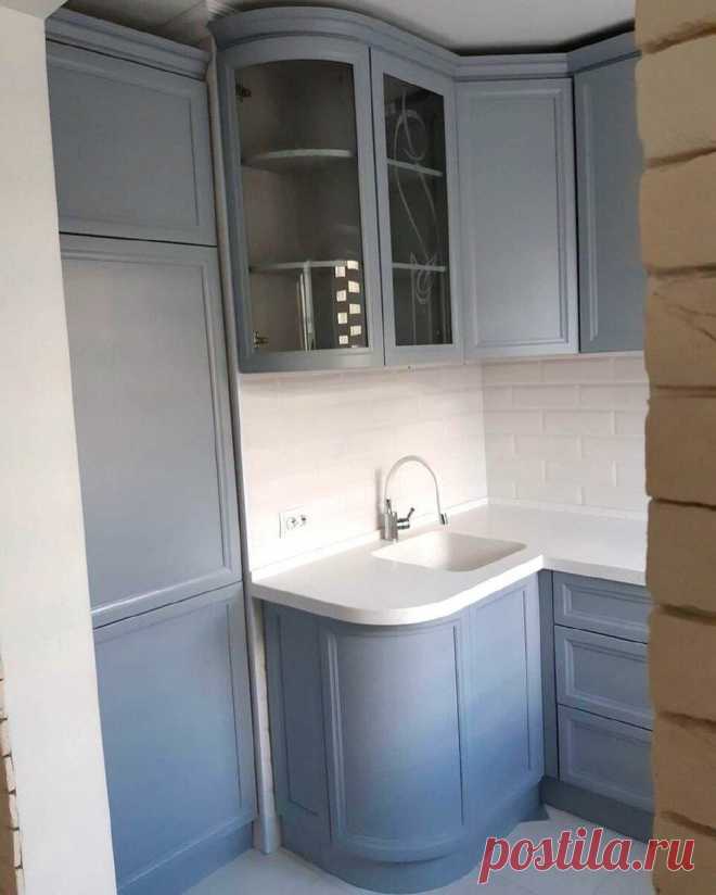 Переделали кухню в малогабаритке – коридор стал нишей для холодильника