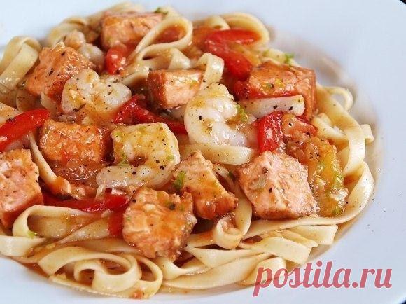 Новости
Паста с острыми креветками и лососем 

Ингредиенты: 
-Паста фетуччини - 400 г 
-Креветки - 300 г 
-Филе лосося - 2 щт 
-Желтый помидор - 6 шт 
-Красный стручковый перец - 1 шт 
-Бульон рыбный - 2 стакана 
-Белое вино - 1/2 стакана 
-Петрушка - 1 пучок 
-Сушеный эстрагон - 1 чайная ложка 
-Паприка - 2 чайных ложки 
-Красный перец - 2 чайных ложки 
Чеснок - 4 зубчика (выдавить) 
-Лук-порей - 2 шт (мелко нарезать) 
-Молотый перец 
-Соль